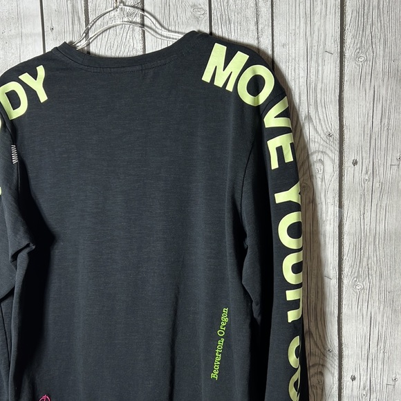 NIKE SPORTSWEAR  WORLD TOUR LONG SLEEVE SHIRT SIZE MEDIUM - Picture 12 of 12